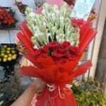 রজনীগন্ধা গোলাপ দিয়ে অসাধারণ একটি হাত বুকে